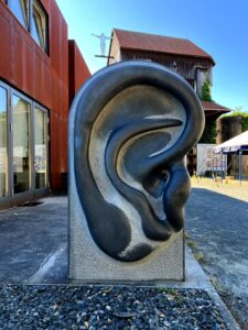 Zu sehen ist die Skulptur "Das dritte Ohr" auf dem Kontakt-Kunst-Weg des Radwegs zur Kunst.